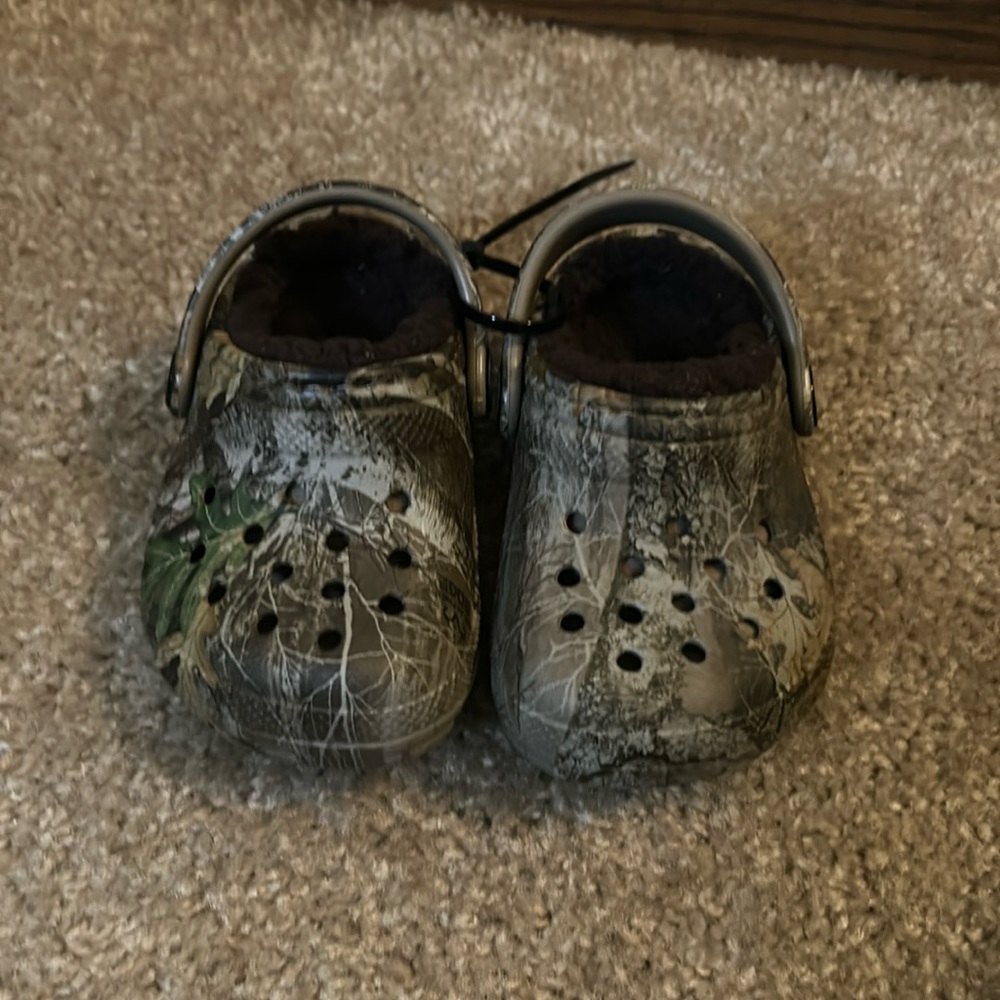 Toddler Crocs — Camo — 4C — fleece/fuzzy lining
